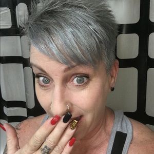 Meet your Posher, Lora